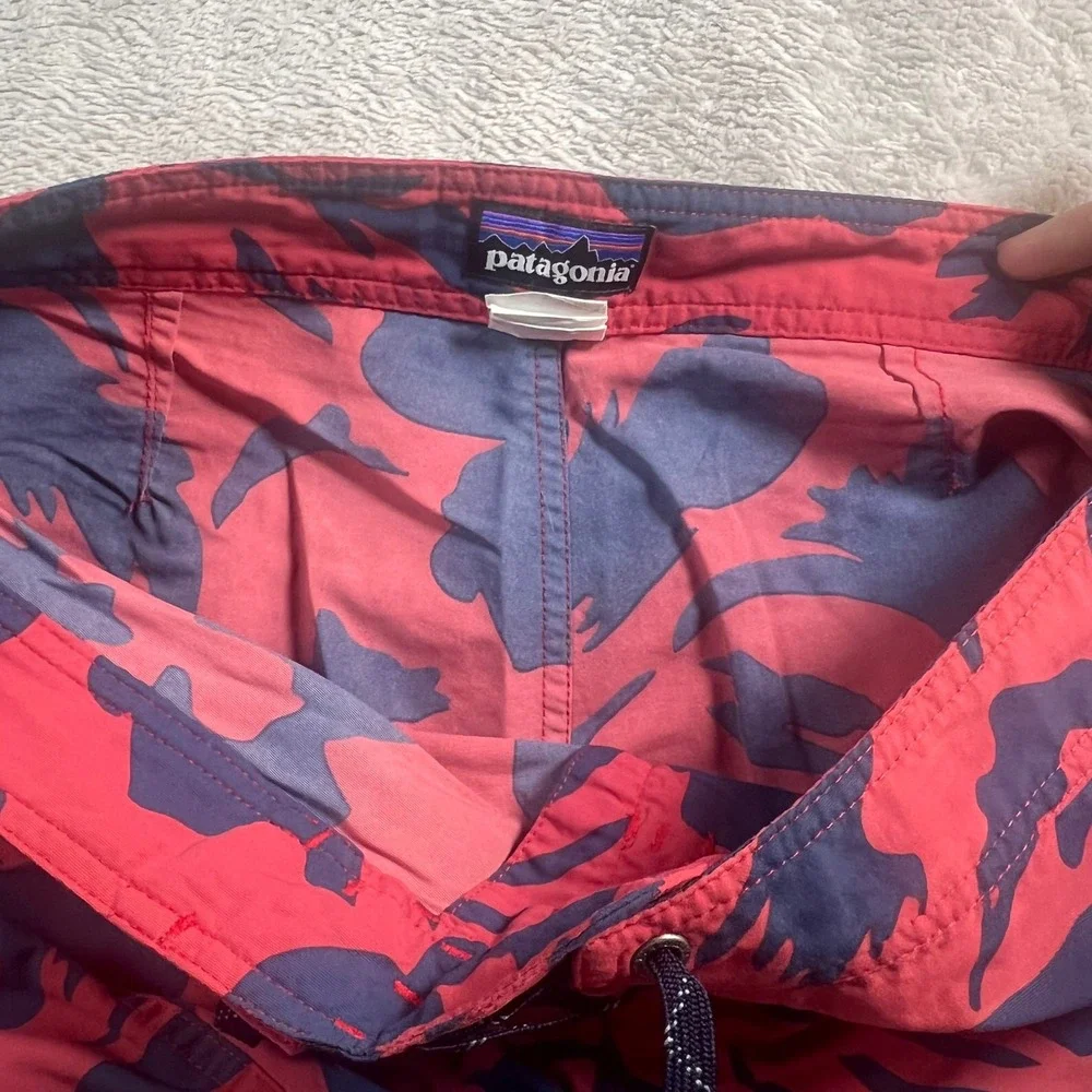 Patagonia Men's 32 Board Shorts Red Blue Camo Abstract Swim Trunks
